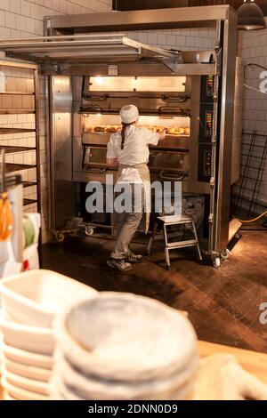 Bäckerinnen in der Bäckerei Stockfoto