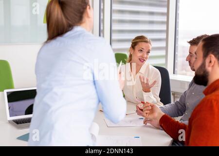 Mitarbeiter während der Geschäftsbesprechung Stockfoto