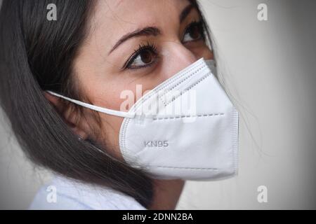 München, Deutschland. Dezember 2020. Themenbild FFP2 Maske bei der Coronavirus-Pandemie am 17. Dezember 2020. Eine junge Frau trägt eine FFP2 KN95 Maske. Pandemie, harte Sperrung, Abschaltung, Inzidenzwert. MODELL FREIGEGEBEN! Quelle: dpa/Alamy Live News Stockfoto