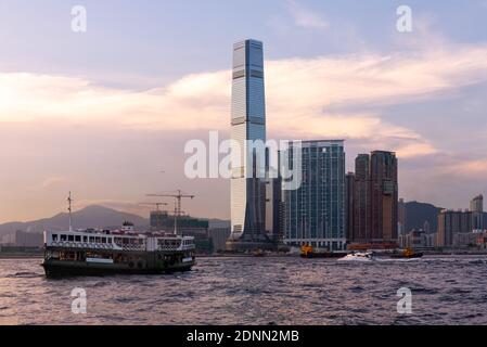 27. Mai 2018: Eine alte Fähre segelt mit Hong Kong Skyline im Hintergrund Stockfoto