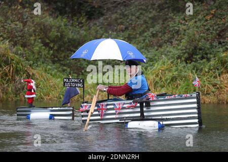 Michael Stanley, bekannt als 'Major Mick', beendet die letzte Etappe seiner 70 Meilen Ruderherausforderung, mit Hilfe des Hospizes, entlang des Chichester Kanals, West Sussex, in seinem selbstgemachten Boot Tintanic. Stockfoto