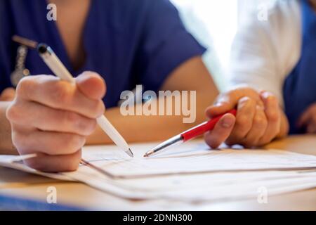 Krankenschwestern Hände Überprüfung Krankenakte Stockfoto
