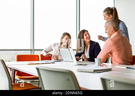 Mitarbeiter während der Geschäftsbesprechung Stockfoto