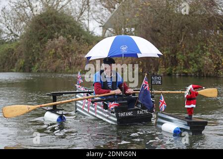 Michael Stanley, bekannt als 'Major Mick', beendet die letzte Etappe seiner 70 Meilen Ruderherausforderung, mit Hilfe des Hospizes, entlang des Chichester Kanals, West Sussex, in seinem selbstgemachten Boot Tintanic. Stockfoto