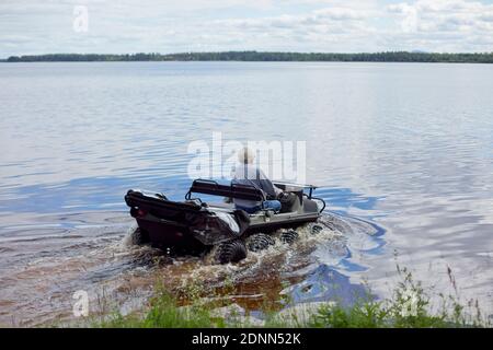 Mann im Amphibienfahrzeug Stockfoto