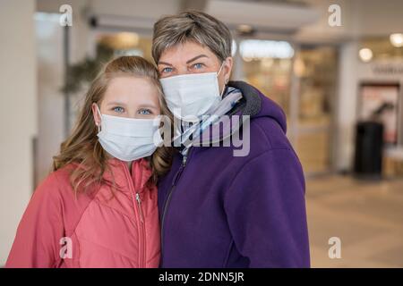 Mutter und Tochter tragen Schutzmasken Stockfoto