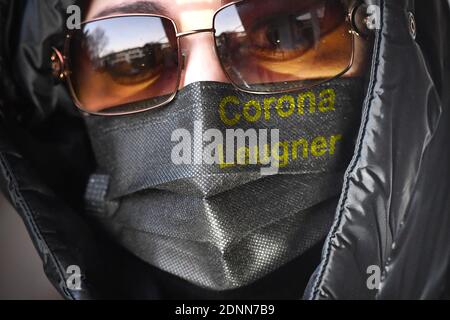 München, Deutschland. Dezember 2020. Themenbild Corona Deniers. Eine maskierte Person trägt eine schwarze Gesichtsmaske, Maske mit der Inschrift CORONA LEUGNER, Aktivistin, herabgesetzt. MODELL FREIGEGEBEN! Quelle: dpa/Alamy Live News Stockfoto