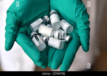 München, Deutschland. Dezember 2020. Themenbild, Symbolfoto: Corona-Impfstoff kommt noch im Dezember 2020- Impfdosen des medizinischen Personals mit Impfstoff gegen das Coronavirus. Hände in Schutzhandschuhen, MODELL FREIGEGEBEN! Quelle: dpa/Alamy Live News Stockfoto