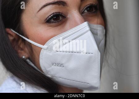 München, Deutschland. Dezember 2020. Themenbild FFP2 Maske bei der Coronavirus-Pandemie am 17. Dezember 2020. Eine junge Frau trägt eine FFP2 KN95 Maske. Pandemie, harte Sperrung, Abschaltung, Inzidenzwert. MODELL FREIGEGEBEN! Quelle: dpa/Alamy Live News Stockfoto