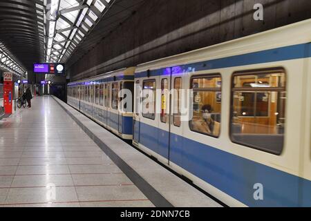 München, Deutschland. Dezember 2020. Thema picture-hard Lockdown in der zweiten Welle der Coronavirus-Pandemie. Maskenpflicht im öffentlichen Verkehr. Leere Bahnsteige und Züge, Waggons, Züge der MVG. Keine Fahrgäste in der Münchner U-Bahn am 17. Dezember 2020. OEPNV, öffentliche Verkehrsmittel, Nahverkehr, MVG, U-Bahn. Quelle: dpa/Alamy Live News Stockfoto