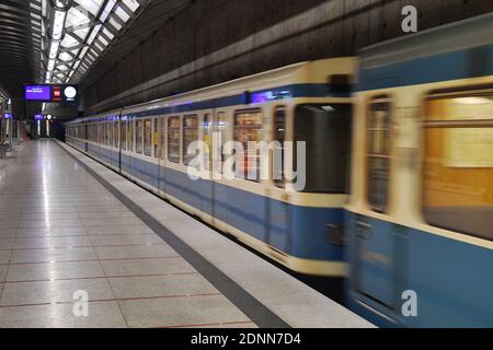 München, Deutschland. Dezember 2020. Thema picture-hard Lockdown in der zweiten Welle der Coronavirus-Pandemie. Maskenpflicht im öffentlichen Verkehr. Leere Bahnsteige und Züge, Waggons, Züge der MVG. Keine Fahrgäste in der Münchner U-Bahn am 17. Dezember 2020. OEPNV, öffentliche Verkehrsmittel, Nahverkehr, MVG, U-Bahn. Quelle: dpa/Alamy Live News Stockfoto