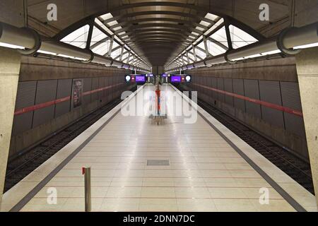 München, Deutschland. Dezember 2020. Thema picture-hard Lockdown in der zweiten Welle der Coronavirus-Pandemie. Maskenpflicht im öffentlichen Verkehr. Leerer Bahnsteig in der U-Bahnstation Messestadt Ost in München Riem. Keine Fahrgäste in der Münchner U-Bahn am 17. Dezember 2020. OEPNV, öffentliche Verkehrsmittel, Nahverkehr, MVG, U-Bahn. Quelle: dpa/Alamy Live News Stockfoto