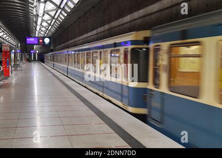 München, Deutschland. Dezember 2020. Thema picture-hard Lockdown in der zweiten Welle der Coronavirus-Pandemie. Maskenpflicht im öffentlichen Verkehr. Leere Bahnsteige und Züge, Waggons, Züge der MVG. Keine Fahrgäste in der Münchner U-Bahn am 17. Dezember 2020. OEPNV, öffentliche Verkehrsmittel, Nahverkehr, MVG, U-Bahn. Quelle: dpa/Alamy Live News Stockfoto
