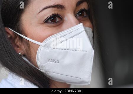 München, Deutschland. Dezember 2020. Themenbild FFP2 Maske bei der Coronavirus-Pandemie am 17. Dezember 2020. Eine junge Frau trägt eine FFP2 KN95 Maske. Pandemie, harte Sperrung, Abschaltung, Inzidenzwert. MODELL FREIGEGEBEN! Quelle: dpa/Alamy Live News Stockfoto