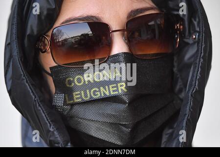 München, Deutschland. Dezember 2020. Themenbild Corona Deniers. Eine maskierte Person trägt eine schwarze Gesichtsmaske, Maske mit der Inschrift CORONA LEUGNER, Aktivistin, herabgesetzt. MODELL FREIGEGEBEN! Quelle: dpa/Alamy Live News Stockfoto