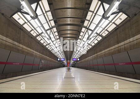 München, Deutschland. Dezember 2020. Thema picture-hard Lockdown in der zweiten Welle der Coronavirus-Pandemie. Maskenpflicht im öffentlichen Verkehr. Leerer Bahnsteig in der U-Bahnstation Messestadt Ost in München Riem. Keine Fahrgäste in der Münchner U-Bahn am 17. Dezember 2020. OEPNV, öffentliche Verkehrsmittel, Nahverkehr, MVG, U-Bahn. Quelle: dpa/Alamy Live News Stockfoto