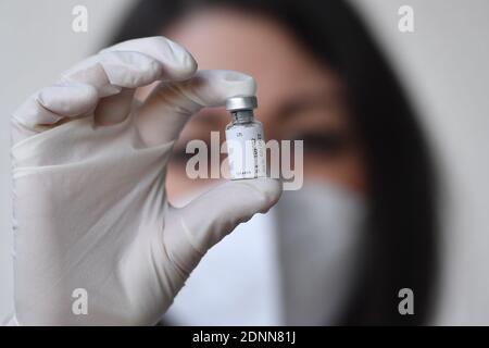 München, Deutschland. Dezember 2020. Themenbild, Symbolfoto: Corona-Impfstoff kommt noch im Dezember 2020 - das medizinische Personal hält eine Impfbox mit Impfstoff gegen das Coronavirus in der Kiste. MODELL FREIGEGEBEN! Quelle: dpa/Alamy Live News Stockfoto