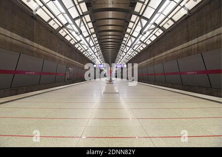 München, Deutschland. Dezember 2020. Thema picture-hard Lockdown in der zweiten Welle der Coronavirus-Pandemie. Maskenpflicht im öffentlichen Verkehr. Leerer Bahnsteig in der U-Bahnstation Messestadt Ost in München Riem. Keine Fahrgäste in der Münchner U-Bahn am 17. Dezember 2020. OEPNV, öffentliche Verkehrsmittel, Nahverkehr, MVG, U-Bahn. Quelle: dpa/Alamy Live News Stockfoto