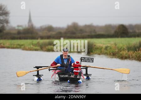 Michael Stanley, bekannt als 'Major Mick', beendet die letzte Etappe seiner 70 Meilen Ruderherausforderung, mit Hilfe des Hospizes, entlang des Chichester Kanals, West Sussex, in seinem selbstgemachten Boot Tintanic. Stockfoto