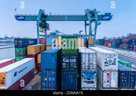 Mannheim, Deutschland. Januar 2010. Terminal Container von Mannheim mit Schnee bedeckt. Flusshafen am Rhein. Einer der wichtigsten Binnenhäfen Stockfoto