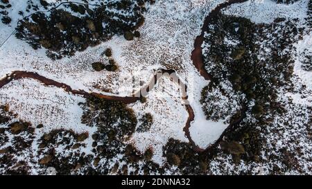 Luftaufnahme des Flussstroms.der Fluss Zickzack durch die Landschaft.Meander Der Fluss Jizerka, Tschechische republik.Winter Luftlandschaft der Flussküste Stockfoto