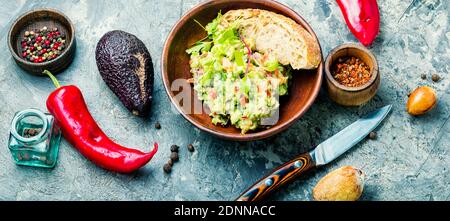 Zutaten für hausgemachte Guacamole.köstliche Speisen der traditionellen mexikanischen Guacamole Stockfoto