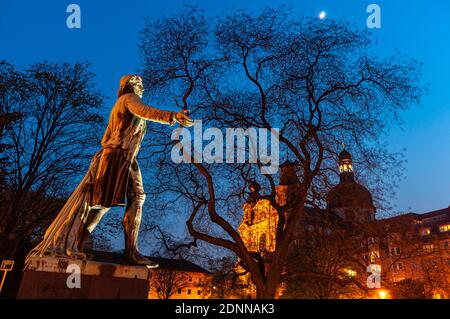 Mannheim, Deutschland. April 2010. Abendaufnahme der Friedrich Schiller gewidmeten Statue am Schillerplatz in Mannheim. Im Hintergrund sein Stockfoto