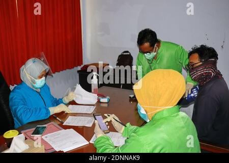 Menschen, deren Gesundheit von einem medizinischen Offizier, Batang, Indonesien, überprüft wird, 7. Dezember 2020 Stockfoto