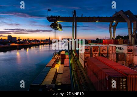 Mannheim, Deutschland. August 2010. Terminal Container Mannheim und Industriegebiet Ludwigshafen im Hintergrund. Flusshafen am Rhein. Stockfoto