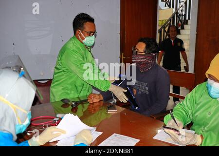 Menschen, deren Gesundheit von einem medizinischen Offizier, Batang, Indonesien, überprüft wird, 7. Dezember 2020 Stockfoto