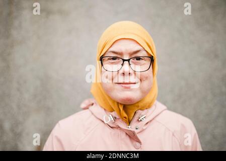 Portrait von Frau hijab tragen Stockfoto