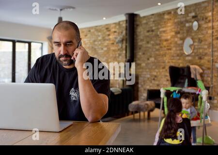 Mann mit laptop Stockfoto