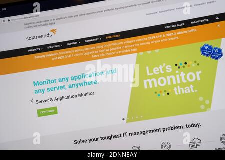 Die Website von SolarWinds, Anbieter von Netzwerk-Management-Software, zeigt eine Warnung an Benutzer ihrer Orion-Plattform, um Sicherheits-Patches herunterzuladen, nachdem die Sicherheit der Software gefährdet wurde. Es wird angenommen, dass russische Hacker Malware in die Software eingeführt haben, die Remote-Zugriff auf das Netzwerk einer Organisation ermöglicht. Stockfoto