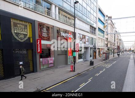 Datei Foto 22/11/20 von einer Frau, die in der Oxford Street in London an verschobenen Geschäften vorbeigeht. Die Verkaufszahlen im britischen Einzelhandel gingen im November zurück, da die Geschäfte während der zweiten nationalen Sperre in England vorübergehend geschlossen werden mussten, wie neue Zahlen zeigen. Stockfoto