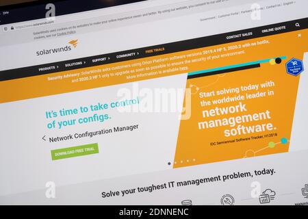 Die Website von SolarWinds, Anbieter von Netzwerk-Management-Software, zeigt eine Warnung an Benutzer ihrer Orion-Plattform, um Sicherheits-Patches herunterzuladen, nachdem die Sicherheit der Software gefährdet wurde. Es wird angenommen, dass russische Hacker Malware in die Software eingeführt haben, die Remote-Zugriff auf das Netzwerk einer Organisation ermöglicht. Stockfoto