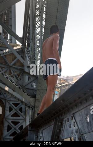 PORTUGAL, PORTO - 5. SEPTEMBER: Porto ist die zweitgrößte Stadt Portugals. Blick auf die Brücke über dem Fluss Douro mit dem Jungen am Geländer am 5. September 2016 Stockfoto