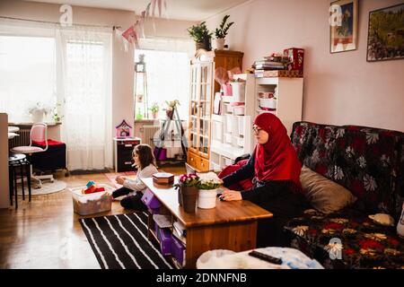 Frau mit Laptop im Wohnzimmer Stockfoto