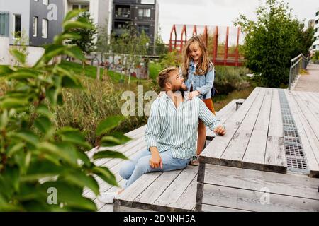 Vater mit Tochter zusammen Stockfoto