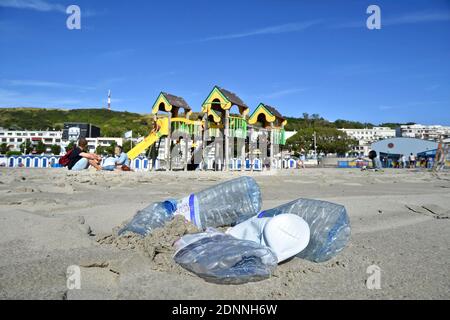 Küstenverschmutzung: Plastikflaschen an einem Strand von Boulogne-sur-Mer Stockfoto