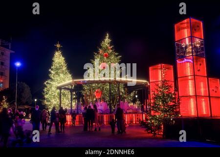 Thessaloniki, Griechenland - 15. Dezember 2020: Weihnachtsschmuck in den Straßen und Plätzen der Stadt Thessaloniki Stockfoto