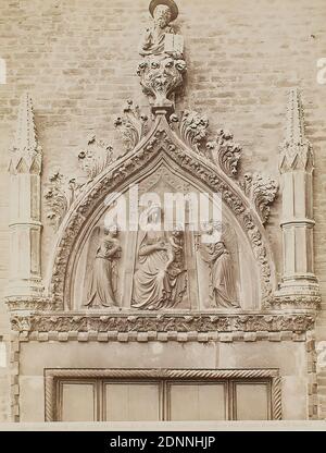 Kirche S. Maria dei Frari, Lünette über der Tür von Cappella Corner, Venedig, Albumin Papier, schwarz-weiß positive Prozess, Bildgröße: Höhe: 25,10 cm; Breite: 19,20 cm, VENEZIA - Chiesa di S. Maria dei Frari. Lunetta sopra la porta della Cappella Corner. (XIV Secolo.), Reisefotografie, Architekturfotografie, Skulptur, Skulptur, Bildhauerkunst, Fassadendekoration (Architektur), Portal (Kirchengebäude), Venedig Stockfoto