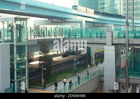 Shiodome Gegend, Shimbashi, Tokyo, Kanto Region, Honshu, Japan - Arbeiter und erhöhte Monorail in modernen Geschäfts-und Bürobereich. Stockfoto