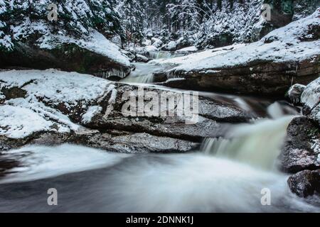 Die Gruppe von Wasserfällen und Kaskaden auf dem Fluss Cerna Desna, in der Nähe von Sous Wasserreservoir, Isergebirge, Tschechische Republik.lange Exposition Wasser.frisch Stockfoto