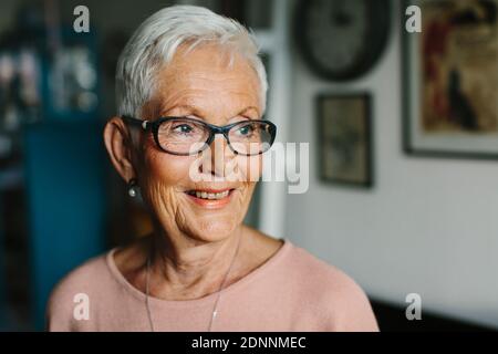 Ältere Frau wegschauen Stockfoto