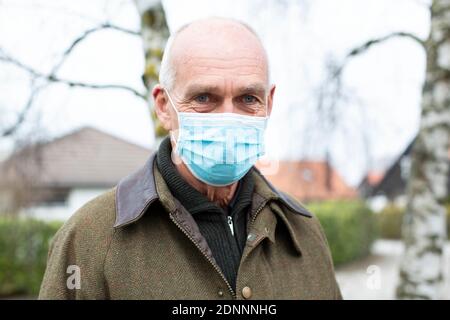 Porträt des Mannes trägt Gesichtsmaske Stockfoto