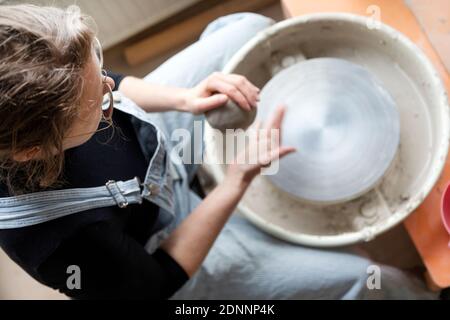 Frau mit Töpferscheibe Stockfoto