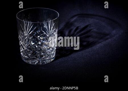 Stillleben. Glas-Becher mit Mustern auf einem einfarbigen Hintergrund. Stockfoto