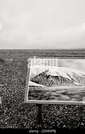 Minimale leere Island Landschaft Detail einer Wolke bedeckt Aussichtspunkt - einst gab es einen Gletscher - versteckt von Wolken - kein Blickpunkt S/W Stockfoto