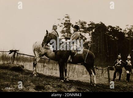 Oscar Tellgmann, Theodore Roosevelt auf dem Militärtrainingsgelände Döberitz, Silbergelatinepapier, schwarz-weiß-positiv, Bildgröße: Höhe: 11.8 cm; Breite: 17.1 cm, Hoffotograf, Oscar Tellgmann, 344 Eschwege, an den Anlagen 10; Reproduktionen dieses Bildes sind nur mit Genehmigung des Autors Oscar Tellgmann, Eschwege, gegen eine Reproduktionsgebühr sowie unter Benennung des Autors und Einsendung einer Probekopie gestattet. Rechtswidrige Reproduktionen werden gemäß §§ 31 und 32 des Urheberrechts von Werken der bildenden Kunst und Fotografie vom 9. Januar 1907 verfolgt, Stockfoto