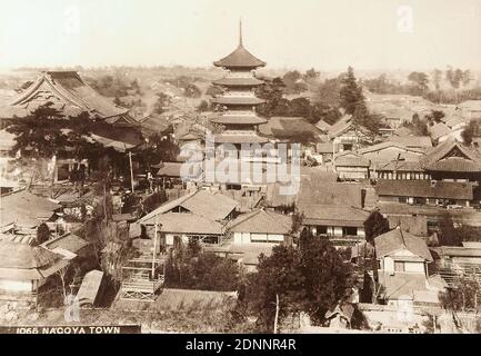 Nagoya Town, Albumin-Papier, schwarz-weiß positiver Prozess, gesamt: Höhe: 12.50 cm; Breite: 17.90 cm, Titel: recto u. li.: 1065 Nagoya Town, Reisefotografie, hist. Gebäude, Ort, Straße, hist. Ort, Stadt, Dorf, Wohnhaus, mehrstöckiges Haus, Turm, Burg, Palast, Stadt, Stadtblick (veduta), Nagoya Stockfoto